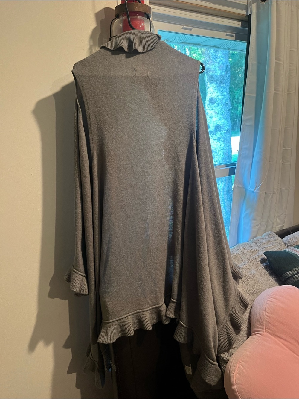 Women’s Ruffle-Edge Gray Knit Sleeveless Vest - Picture 4 of 8